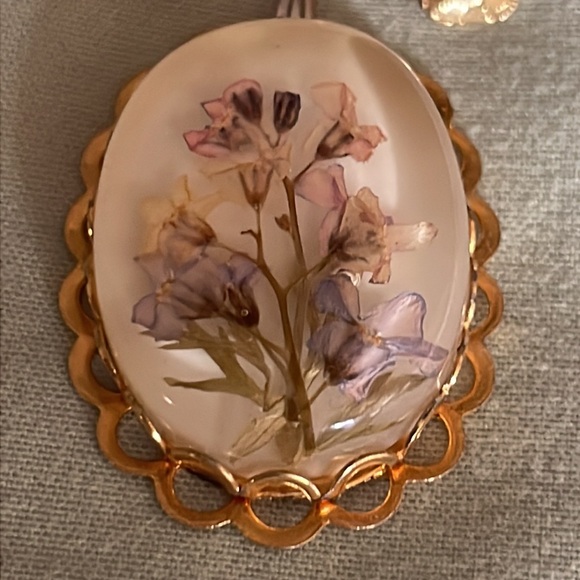 Vintage Floral Brooch Resin Pressed Real Flowers Pin gold tone - Picture 2 of 7